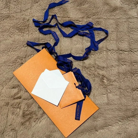 2 piece LOUIS VUITTON gift set - Picture 3 of 3